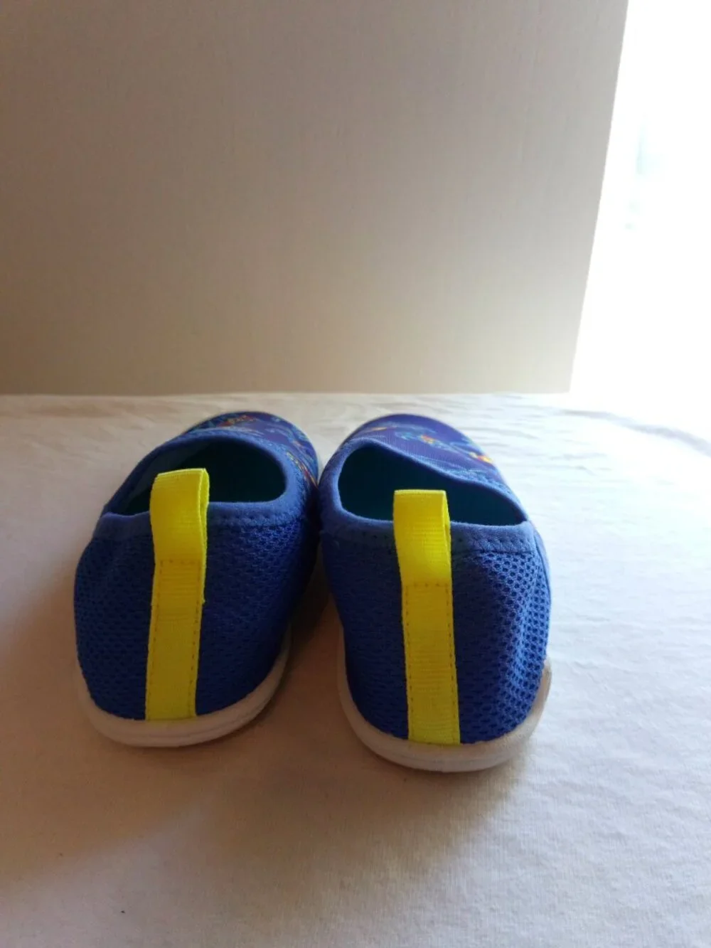 Boys' Blue & White Fire Print Water Shoes Size 10–11